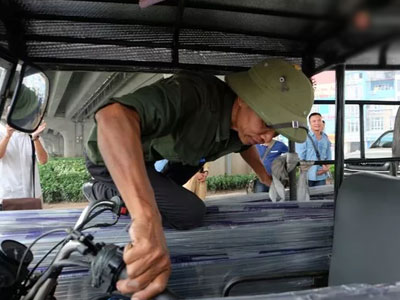 Hà Nội: Bị CSGT kiểm tra, tài xế ba gác lồm cồm chui từ trong xe ra ngoài