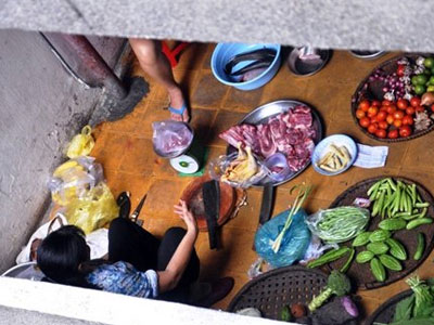 Họp chợ sầm uất giữa hành lang chung cư ở TP.HCM