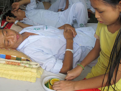 Mẹ tâm thần, bé gái 9 tuổi một mình nuôi bố nằm viện