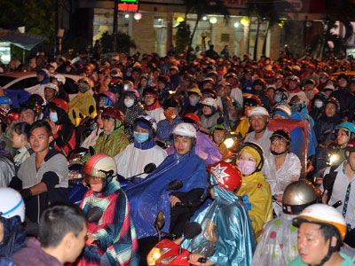 Biển người chen chân về nhà trong mưa ngập