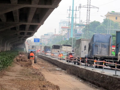 Hà Nội xén thảm có chống... tắc đường