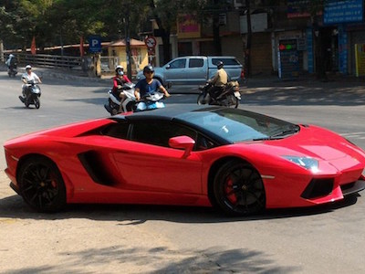 Lamborghini mui trần 24,5 tỷ lăn bánh trên phố Việt