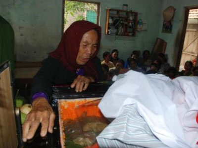 Lời khai ban đầu của nhóm nghi can ném đá chết công an