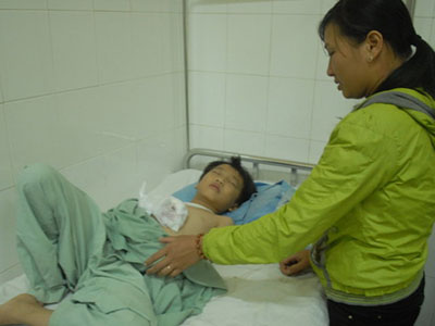 Sạc đèn pin phát nổ phá nát bàn tay bé trai 8 tuổi
