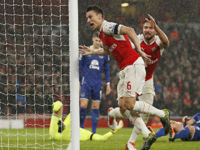Arsenal đánh bại Everton, lên ngôi đầu Ngoại hạng Anh