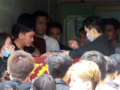 Bạn bè khóc thương chàng trai bị hai cô gái đâm chết giữa vòng xoay