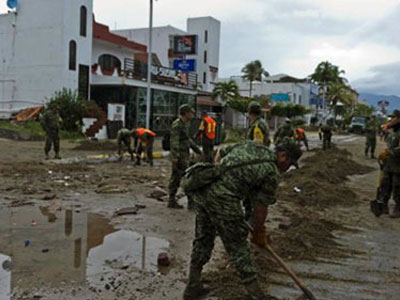 Bão Patricia suy yếu sau khi phá sập hàng chục ngôi nhà
