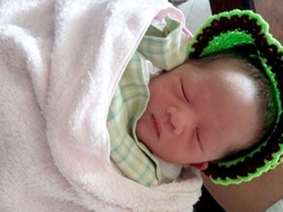 Bé trai sơ sinh còn nguyên dây rốn bị bỏ rơi trên băng đá