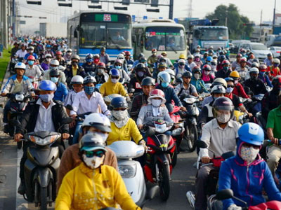 Đầu tuần nghẹt thở vì bụi, kẹt xe trên Xa lộ Hà Nội