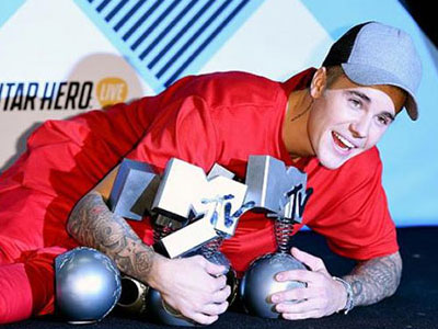 Justin Bieber càn quét MTV EMA, vượt mặt Eminem