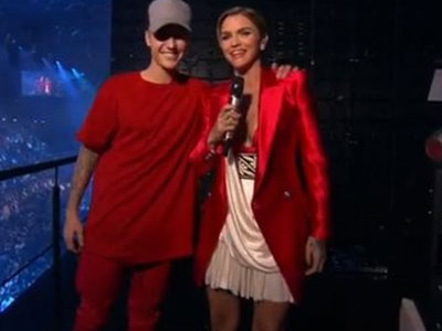 MC của EMA 2015 mặc áo đôi với Justin Bieber trên sân khấu