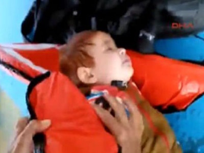 Ngư dân Thổ Nhĩ Kỳ cứu sống bé trai di cư trôi dạt trên biển