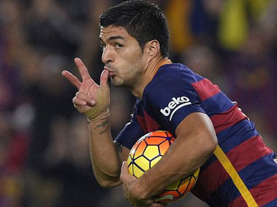 Suarez lập hat-trick, Barca buộc Real chia sẻ ngôi đầu