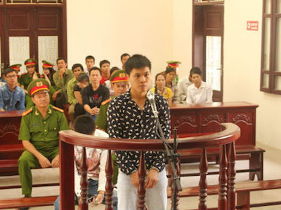 2 nhóm thanh niên đánh chém nhau kinh hoàng vì cái "nhìn đểu"