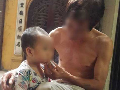 Ảnh ông cho cháu nhỏ phì phèo thuốc lá gây sốc