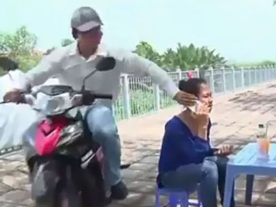 Clip: Gần 21.000 lượt share về “Kỹ năng xử lý khi bị giật điện thoại”