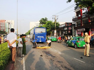 Người đàn ông bị ô tô kéo lê hơn 15 m chết tại chỗ