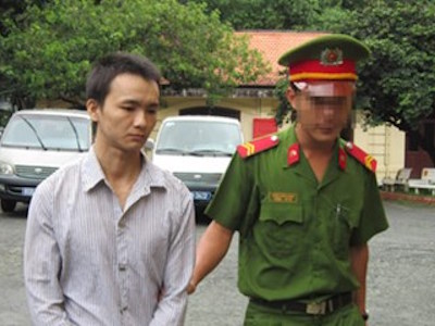 Nghiện " phim đen" chú xâm hại cháu gái