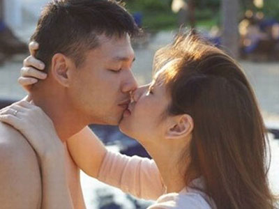 Những nụ hôn công khai gây "bão" của sao Việt