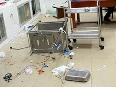 Truy sát, chém gục đối thủ ngay tại phòng cấp cứu của bệnh viện