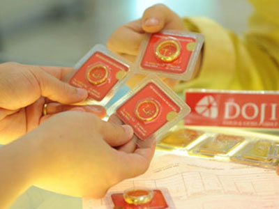 Vàng giảm nhẹ, dầu thô duy trì mức thấp