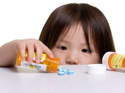 Hà Nội: Mẹ hoang tưởng, ép con uống 30 viên thuốc thần kinh