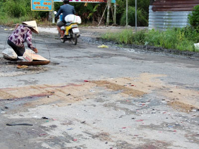 Thi thể người đàn ông dính vào xe máy sau tai nạn