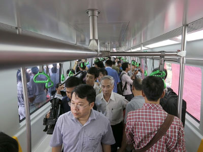 Xếp hàng xem mẫu tàu điện Cát Linh - Hà Đông ngày đầu trưng bày