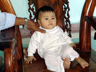 Bé gái 7 tháng trong thùng xốp đã có gia đình mới