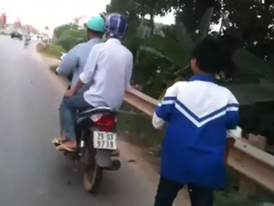 Clip: Bố xích con trai vào xe máy rồi kéo về nhà vì tội... mê game