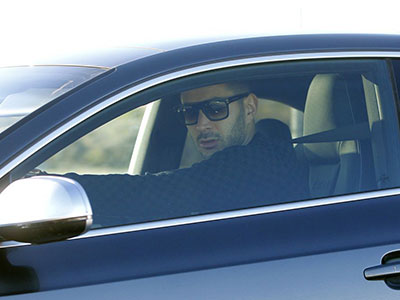 Coi thường pháp luật, Karim Benzema bị bắt xe