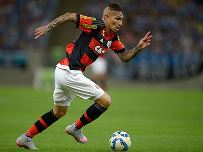 Fan cuồng Peru cởi đồ động viên Paolo Guerrero