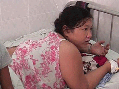 Khởi tố người mẹ dùng xăng đốt con