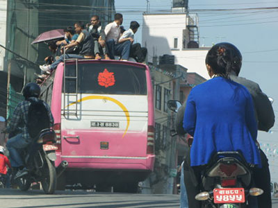 Nepal thiếu xăng...Trung Quốc tranh thủ