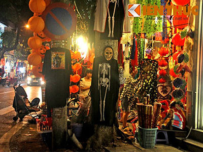 Người Hà Nội nhộn nhịp sắm đồ kinh dị chơi Halloween
