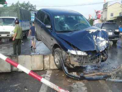 5 người thoát nạn khi ôtô lao lên dải phân cách