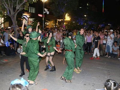 Dân mạng phẫn nộ với cách hóa trang Halloween ở phố đi bộ Nguyễn Huệ