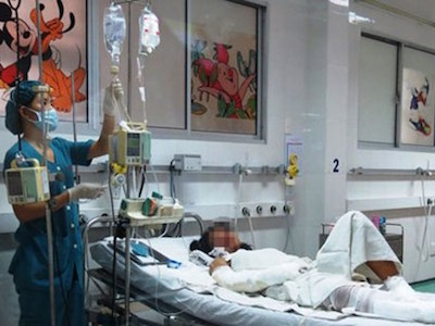 Khởi tố người mẹ đốt con gái vì không bán hết vé số