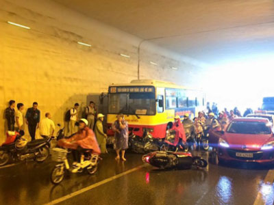 Xe buýt đâm hàng loạt xe máy đang trú mưa dưới hầm Kim Liên