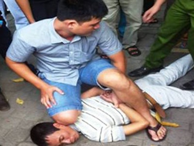 Xin đi nhờ xe, người đàn ông bóp cổ nam thanh niên cướp xe máy