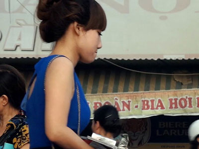 Chân dài làm nghề tiếp thị: Từ nạn nhân đến “thợ săn” đại gia