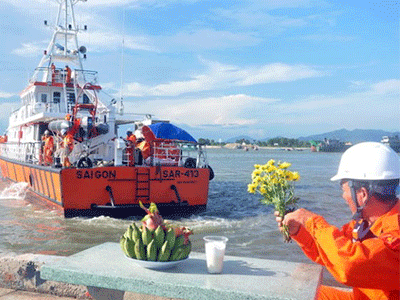 Đưa thi thể hai thủy thủ tàu Hoàng Phúc 18 vào bờ