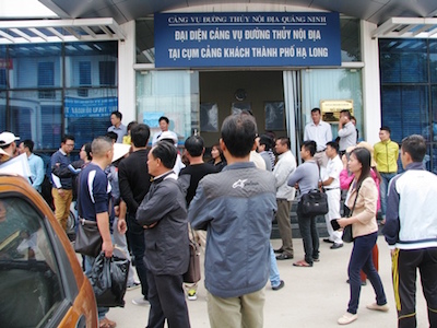 Hàng trăm du khách mắc kẹt tại bến tàu Bãi Cháy
