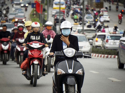 Người Hà Nội co ro trong gió lạnh đầu đông