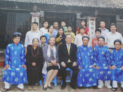 Chuyến thăm lặng lẽ nhà thờ Phan Huy Chú của ông Ban Ki-moon