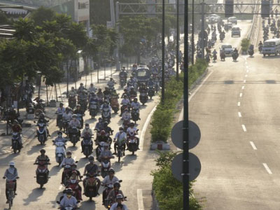 Nghịch cảnh: Làn xe máy chen nhau, làn ô tô trống trải
