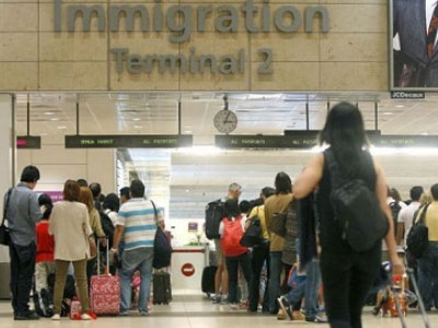 Singapore giải thích việc du khách Việt phải trả phí hộ tống về nước