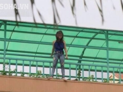 Thiếu nữ liên tục la hét ở rìa cầu rồi bất ngờ nhảy xuống