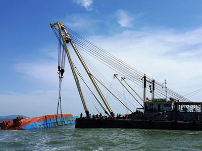 Cứu hộ thành công tàu Hoàng Phúc bị lật úp