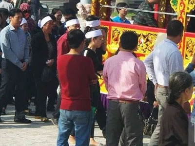 Dòng người đau xót tiễn đưa 4 người trong một gia đình